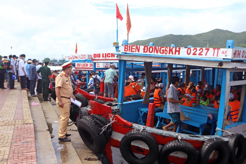 Du khách đổ về Nha Trang, đội mưa đi chơi ở Đà Lạt trong ngày đầu nghỉ lễ ảnh 2 Du khách đổ về Nha Trang, đội mưa đi chơi ở Đà Lạt trong ngày đầu nghỉ lễ ảnh 2