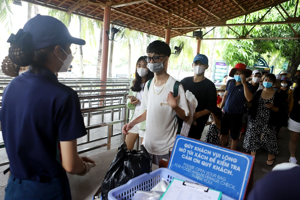 Du khách đổ về Nha Trang, đội mưa đi chơi ở Đà Lạt trong ngày đầu nghỉ lễ ảnh 6 Du khách đổ về Nha Trang, đội mưa đi chơi ở Đà Lạt trong ngày đầu nghỉ lễ ảnh 6