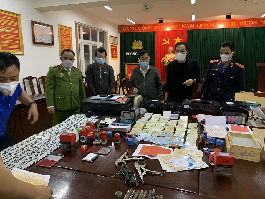 Triệt phá đường dây làm giả 20.000 loại giấy tờ, tài liệu thu lợi bất chính 30 tỷ đồng ảnh 3 Triệt phá đường dây làm giả 20.000 loại giấy tờ, tài liệu thu lợi bất chính 30 tỷ đồng ảnh 3