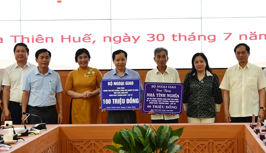 Bộ Ngoại giao tặng quà tại Trung tâm Điều dưỡng chăm sóc người có công tỉnh Thừa Thiên – Huế ảnh 1 Bộ Ngoại giao tặng quà tại Trung tâm Điều dưỡng chăm sóc người có công tỉnh Thừa Thiên – Huế ảnh 1