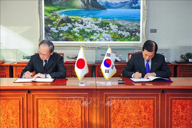 Bộ trưởng Quốc phòng Hàn Quốc Han Min-Koo (phải) và Đại sứ Nhật Bản tại Hàn Quốc Yasumasa Nagamine tại lễ ký Hiệp định bảo mật thông tin quân sự chung (GSOMIA) ở Seoul ngày 23-11-2016. Ảnh: TTXVN