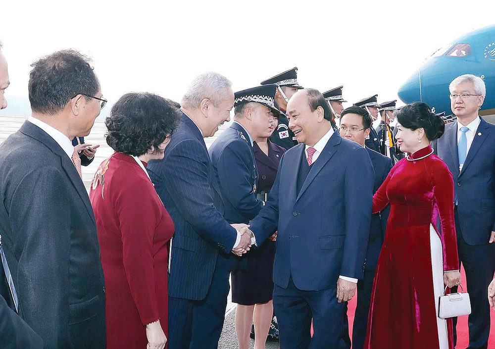 Lễ đón Thủ tướng Chính phủ Nguyễn Xuân Phúc và Phu nhân tại sân bay quân sự Gimhae, TP Busan