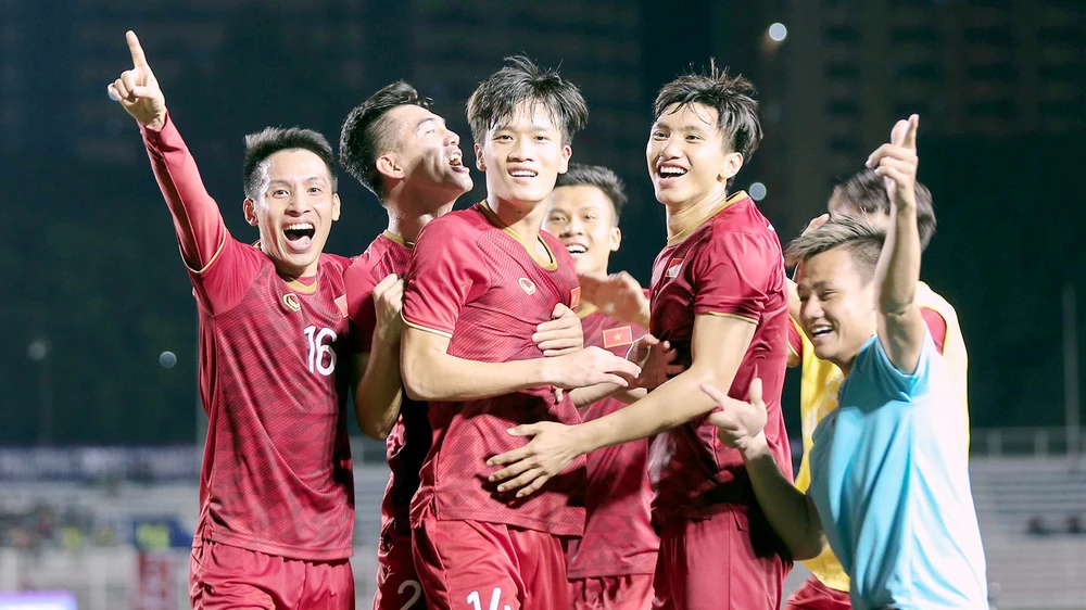 Bóng đá nói riêng, khép lại một năm thành công rực rỡ của thể thao Việt Nam. Ảnh: DŨNG PHƯƠNG