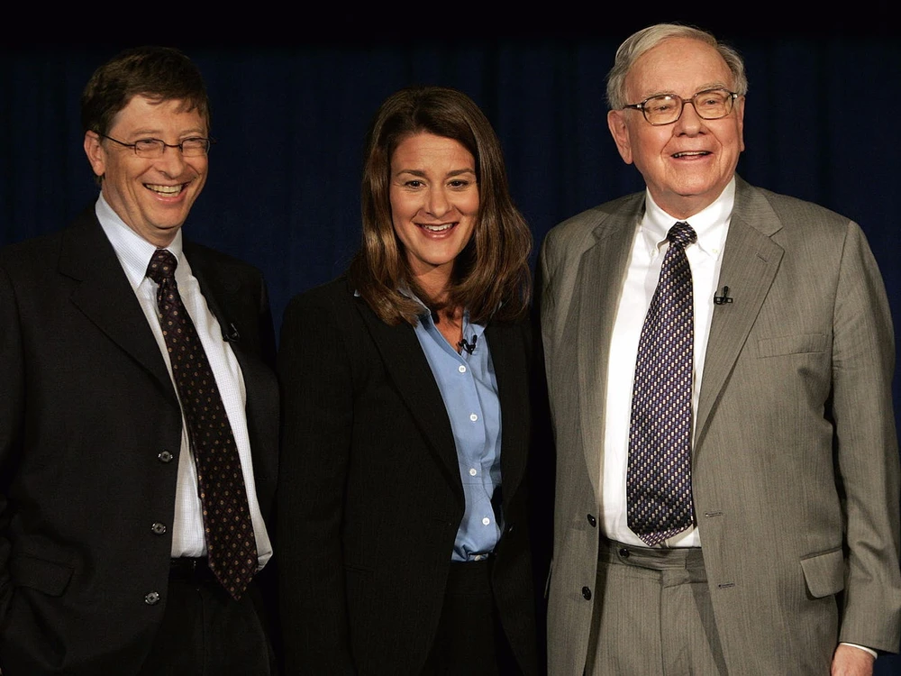 Năm 2006, nhà đầu tư trứ danh Warren Buffett tuyên bố sẽ trao phần lớn tài sản của mình cho Bill and Melinda Gates Foundation. Ảnh: Getty Images Chú thích ảnh