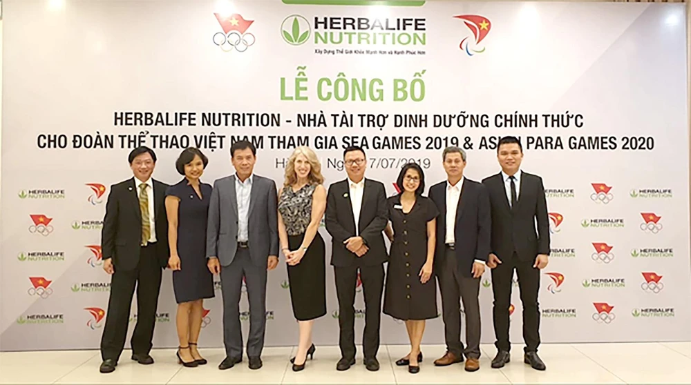 Đại diện lãnh đạo của Thể thao Việt Nam và Herbalife Nutrition tại lễ ký kết ngày 17-7-2019