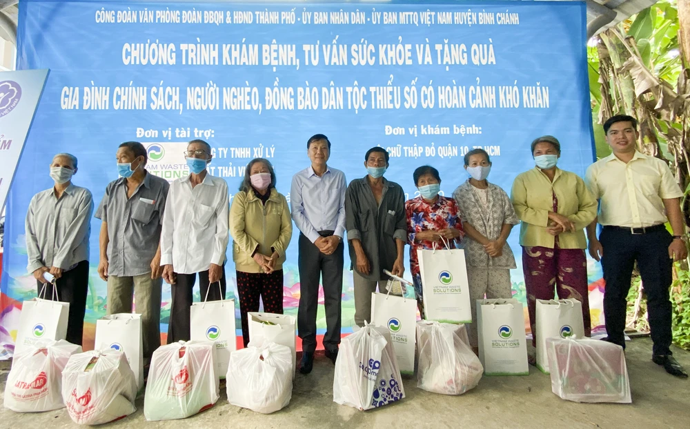 Tặng quà, khám bệnh cho hơn 300 hộ dân ở huyện Bình Chánh ảnh 1 Tặng quà, khám bệnh cho hơn 300 hộ dân ở huyện Bình Chánh ảnh 1