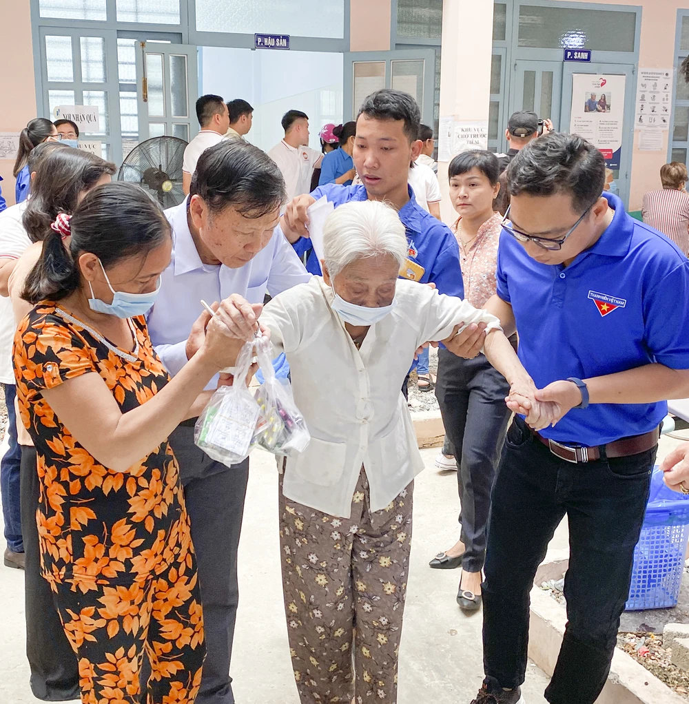 Tặng quà, khám bệnh cho hơn 300 hộ dân ở huyện Bình Chánh ảnh 2 Tặng quà, khám bệnh cho hơn 300 hộ dân ở huyện Bình Chánh ảnh 2