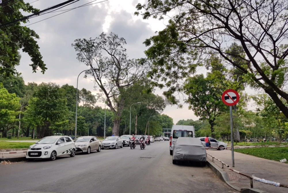 Quyết liệt xử lý tình trạng đậu xe tùy tiện ảnh 1 Quyết liệt xử lý tình trạng đậu xe tùy tiện ảnh 1