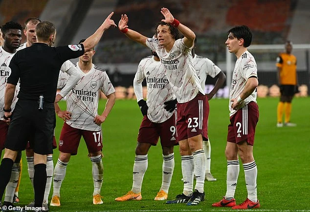 Arsenal sẽ khiếu nại trọng tài chính truất quyền thi đấu của David Luiz ảnh 2 Arsenal sẽ khiếu nại trọng tài chính truất quyền thi đấu của David Luiz ảnh 2