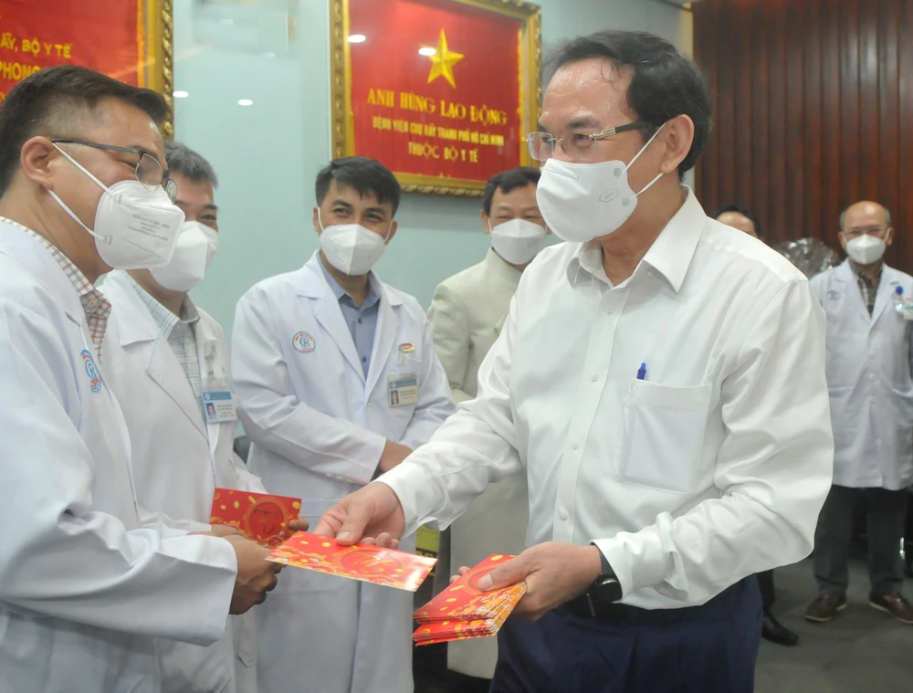 Bí thư Thành ủy TPHCM Nguyễn Văn Nên: Tri ân các bác tài lái xe cứu thương ảnh 2 Bí thư Thành ủy TPHCM Nguyễn Văn Nên: Tri ân các bác tài lái xe cứu thương ảnh 2