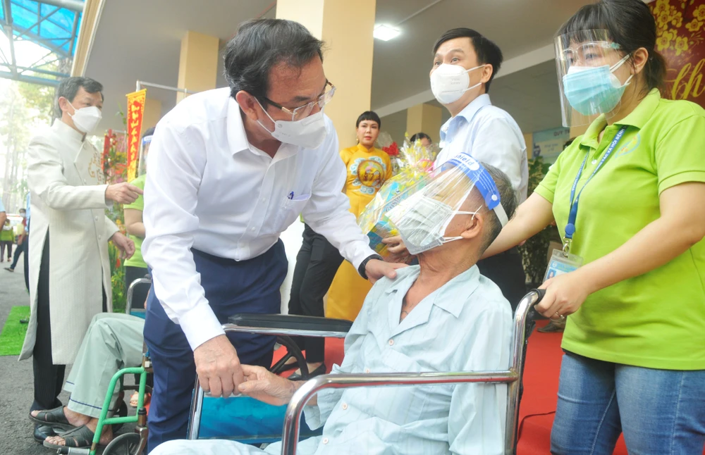 Bí thư Thành ủy TPHCM Nguyễn Văn Nên: Tri ân các bác tài lái xe cứu thương ảnh 4 Bí thư Thành ủy TPHCM Nguyễn Văn Nên: Tri ân các bác tài lái xe cứu thương ảnh 4