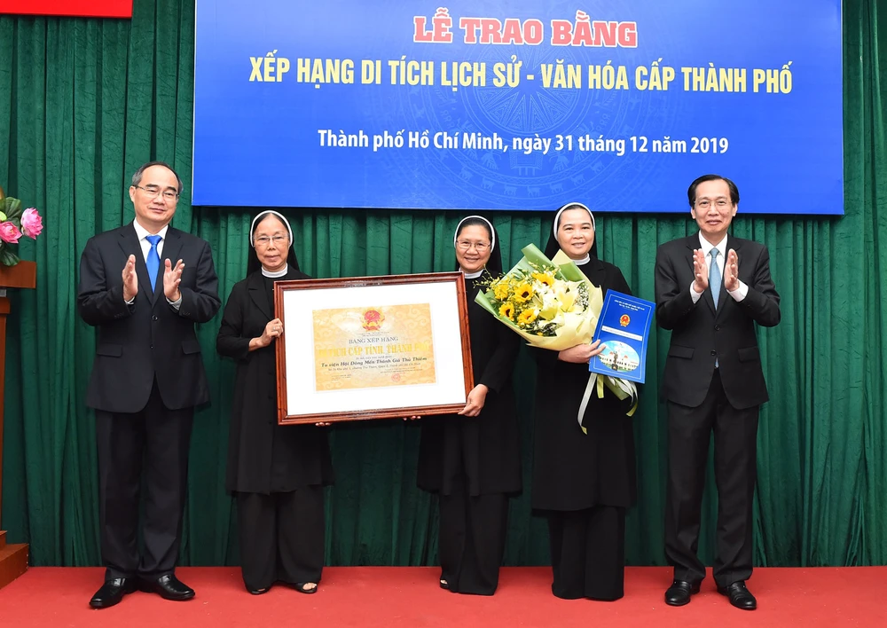 Trao bằng xếp hạng di tích cho Nhà thờ Thủ Thiêm và Tu viện Hội Dòng Mến Thánh Giá Thủ Thiêm ảnh 2 Trao bằng xếp hạng di tích cho Nhà thờ Thủ Thiêm và Tu viện Hội Dòng Mến Thánh Giá Thủ Thiêm ảnh 2