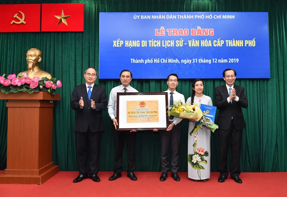 Trao bằng xếp hạng di tích cho Nhà thờ Thủ Thiêm và Tu viện Hội Dòng Mến Thánh Giá Thủ Thiêm ảnh 3 Trao bằng xếp hạng di tích cho Nhà thờ Thủ Thiêm và Tu viện Hội Dòng Mến Thánh Giá Thủ Thiêm ảnh 3