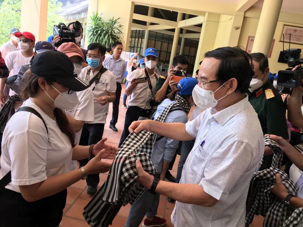 Bí thư Thành ủy TPHCM Nguyễn Văn Nên cùng lực lượng tuyến đầu tham quan Củ Chi - Tây Ninh ảnh 1 Bí thư Thành ủy TPHCM Nguyễn Văn Nên cùng lực lượng tuyến đầu tham quan Củ Chi - Tây Ninh ảnh 1