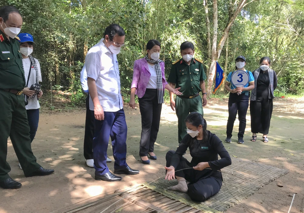 Bí thư Thành ủy TPHCM Nguyễn Văn Nên cùng lực lượng tuyến đầu tham quan Củ Chi - Tây Ninh ảnh 2 Bí thư Thành ủy TPHCM Nguyễn Văn Nên cùng lực lượng tuyến đầu tham quan Củ Chi - Tây Ninh ảnh 2