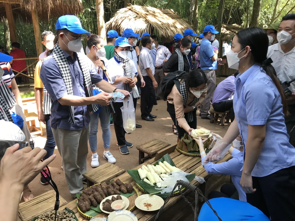 Bí thư Thành ủy TPHCM Nguyễn Văn Nên cùng lực lượng tuyến đầu tham quan Củ Chi - Tây Ninh ảnh 5 Bí thư Thành ủy TPHCM Nguyễn Văn Nên cùng lực lượng tuyến đầu tham quan Củ Chi - Tây Ninh ảnh 5
