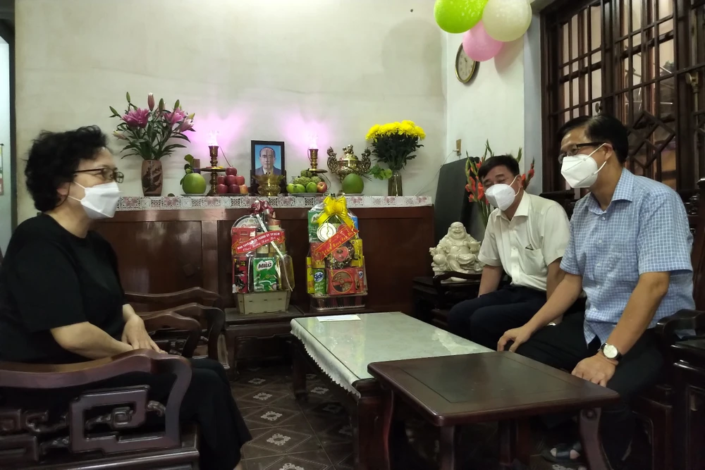Lãnh đạo Ban Tuyên giáo Thành ủy TPHCM thăm, chúc Tết gia đình các đồng chí lão thành cách mạng ảnh 1 Lãnh đạo Ban Tuyên giáo Thành ủy TPHCM thăm, chúc Tết gia đình các đồng chí lão thành cách mạng ảnh 1