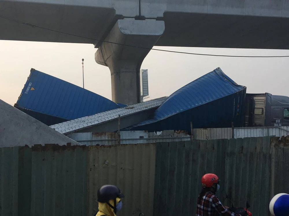 Xe container kéo sập dầm bê tông của công trình hầm chui xa lộ Hà Nội ảnh 1 Xe container kéo sập dầm bê tông của công trình hầm chui xa lộ Hà Nội ảnh 1