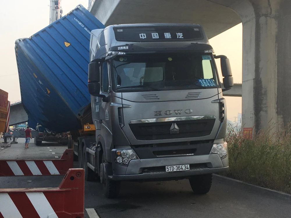 Xe container kéo sập dầm bê tông của công trình hầm chui xa lộ Hà Nội ảnh 2 Xe container kéo sập dầm bê tông của công trình hầm chui xa lộ Hà Nội ảnh 2