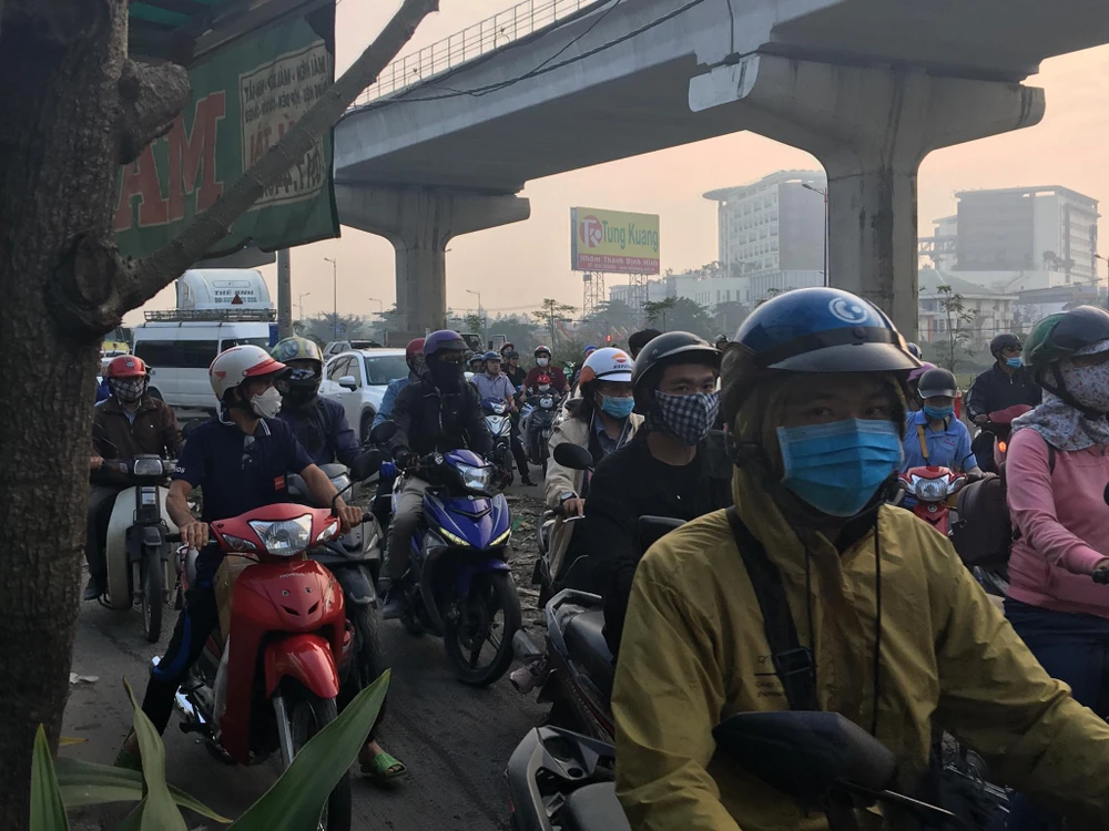 Xe container kéo sập dầm bê tông của công trình hầm chui xa lộ Hà Nội ảnh 4 Xe container kéo sập dầm bê tông của công trình hầm chui xa lộ Hà Nội ảnh 4