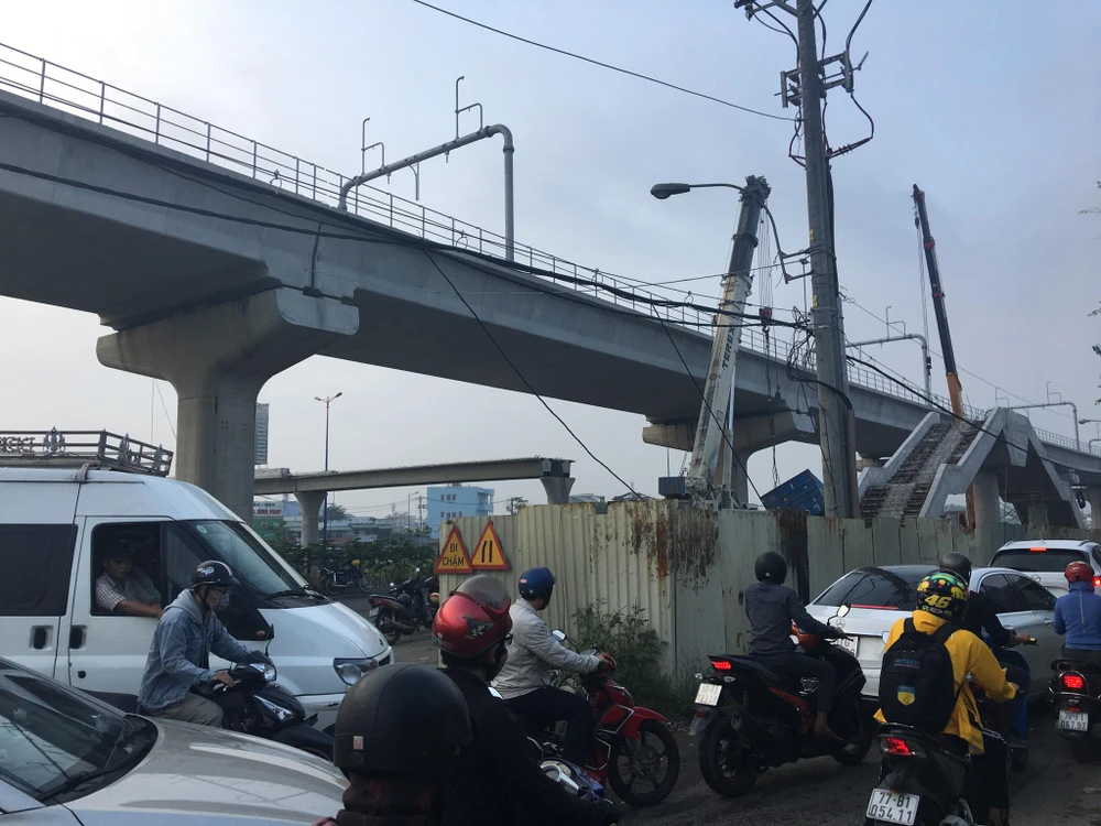 Xe container kéo sập dầm bê tông của công trình hầm chui xa lộ Hà Nội ảnh 3 Xe container kéo sập dầm bê tông của công trình hầm chui xa lộ Hà Nội ảnh 3