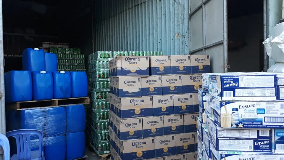 Đột kích kho hàng chứa lượng lớn sữa Ensure và bia không rõ nguồn gốc ảnh 5 Đột kích kho hàng chứa lượng lớn sữa Ensure và bia không rõ nguồn gốc ảnh 5