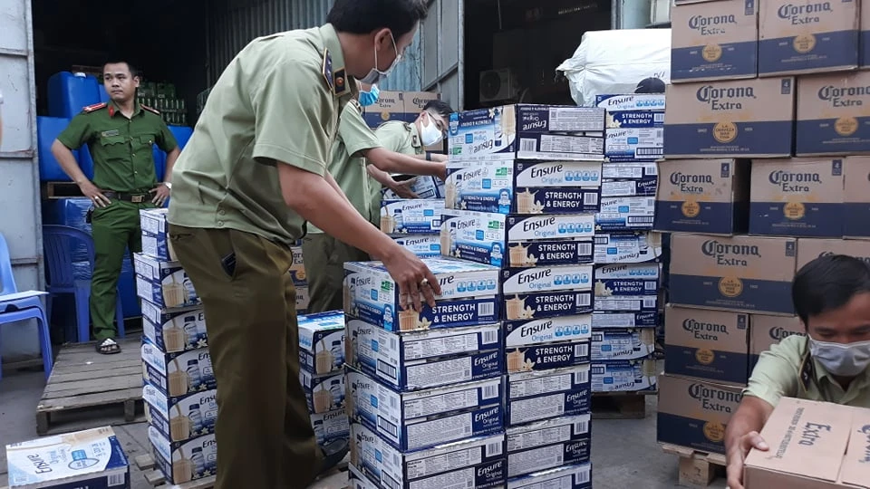 Đột kích kho hàng chứa lượng lớn sữa Ensure và bia không rõ nguồn gốc ảnh 2 Đột kích kho hàng chứa lượng lớn sữa Ensure và bia không rõ nguồn gốc ảnh 2