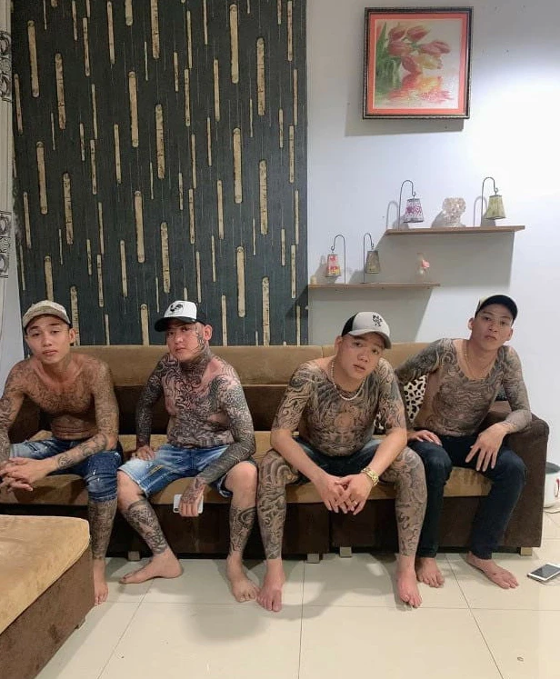 Truy bắt đối tượng cầm đầu trong vụ “băng áo cam” đập phá quán nhậu ở quận Bình Tân ảnh 2 Truy bắt đối tượng cầm đầu trong vụ “băng áo cam” đập phá quán nhậu ở quận Bình Tân ảnh 2