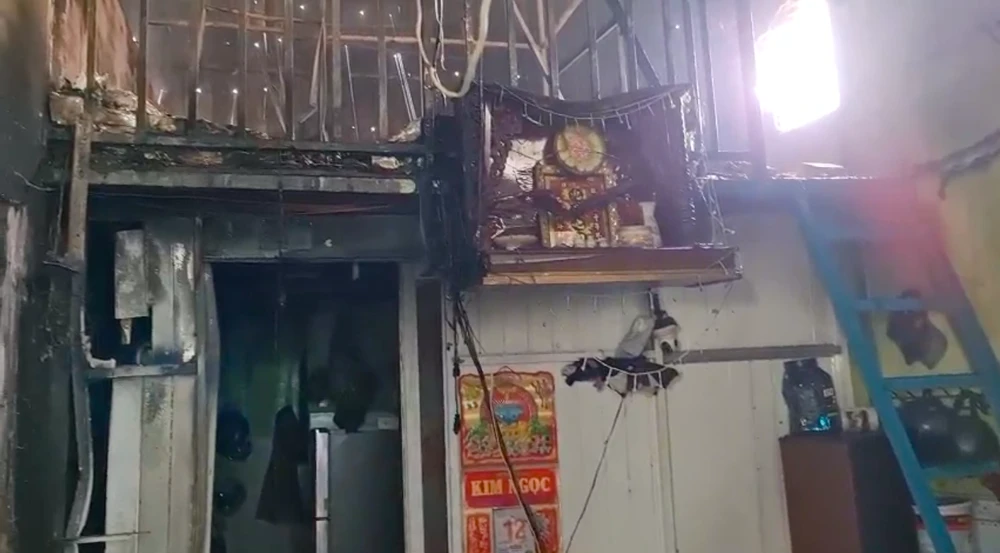 Nhà xưởng bốc cháy dữ dội lan ra dãy trọ ở huyện Bình Chánh ảnh 5 Nhà xưởng bốc cháy dữ dội lan ra dãy trọ ở huyện Bình Chánh ảnh 5