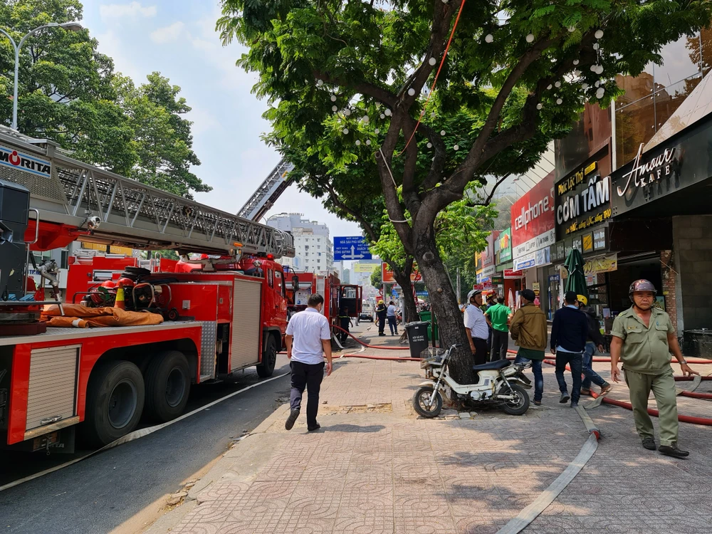 Lại cháy, lần này ngay trung tâm quận 1, sát Trường Ernst Thalmann ảnh 2 Lại cháy, lần này ngay trung tâm quận 1, sát Trường Ernst Thalmann ảnh 2