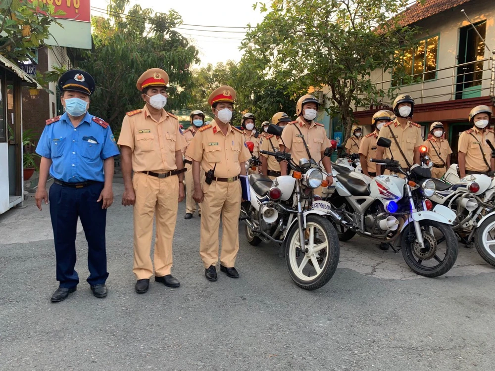 CSGT TPHCM ra quân kéo giảm tai nạn, ùn tắc giao thông dịp Tết Nguyên đán ảnh 9 CSGT TPHCM ra quân kéo giảm tai nạn, ùn tắc giao thông dịp Tết Nguyên đán ảnh 9