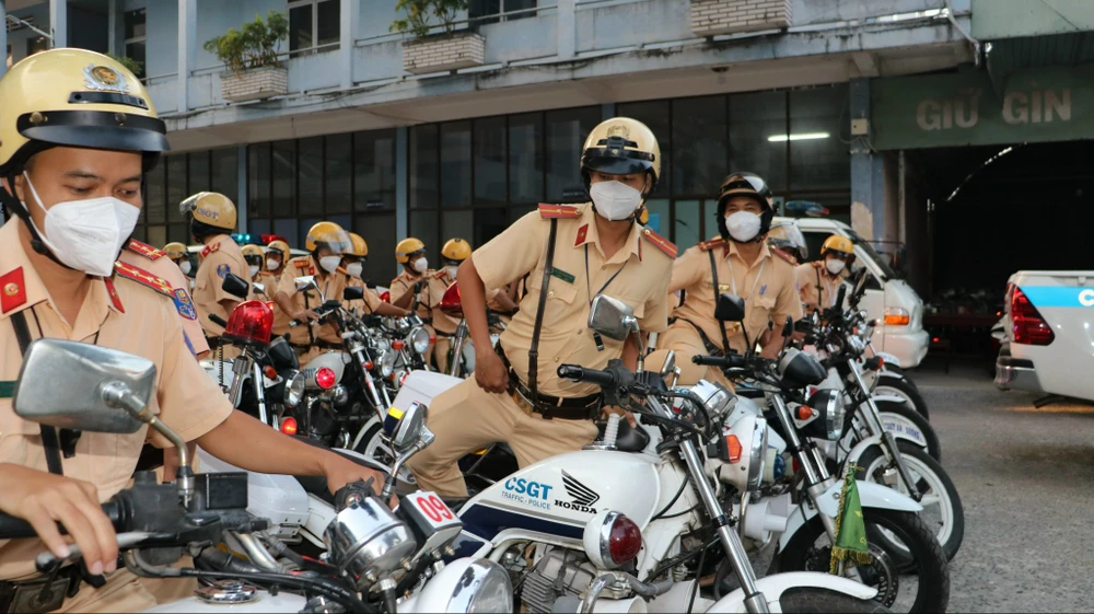 CSGT TPHCM ra quân kéo giảm tai nạn, ùn tắc giao thông dịp Tết Nguyên đán ảnh 2 CSGT TPHCM ra quân kéo giảm tai nạn, ùn tắc giao thông dịp Tết Nguyên đán ảnh 2