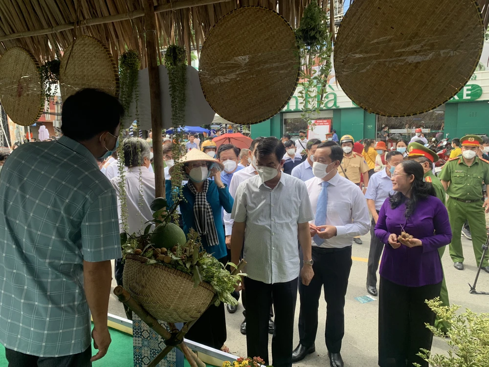 Khai mạc Tuần lễ trái cây “trên bến dưới thuyền” ở quận 8 ảnh 3 Khai mạc Tuần lễ trái cây “trên bến dưới thuyền” ở quận 8 ảnh 3