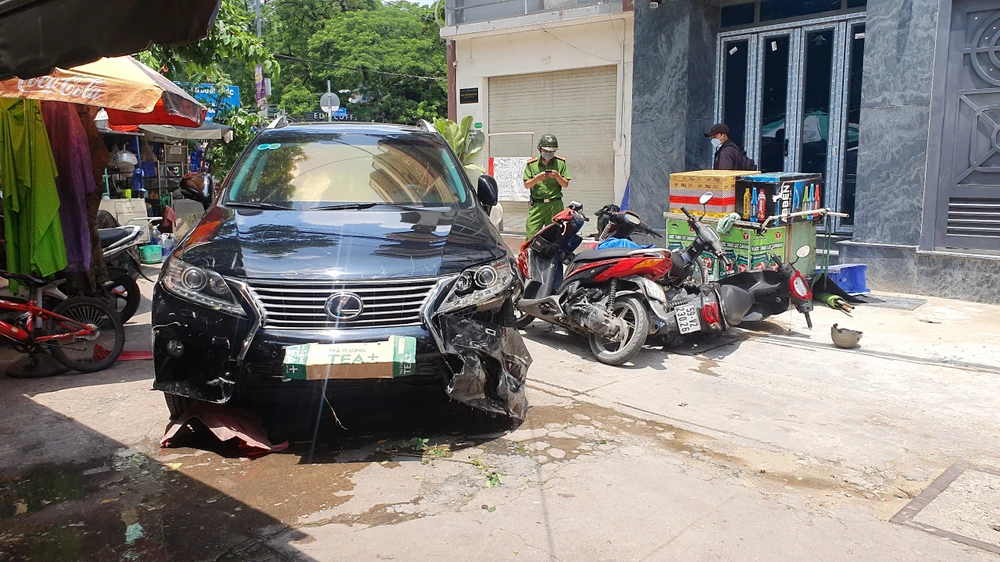 “Xế hộp” Lexus tông 7 xe máy ở quận 1 ảnh 1 “Xế hộp” Lexus tông 7 xe máy ở quận 1 ảnh 1