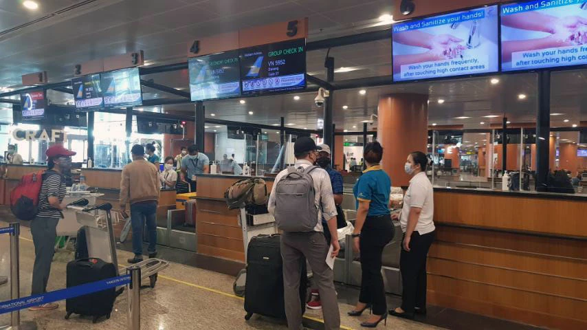 Hành khách làm thủ tục tại Sân bay Yangon (Myanmar)