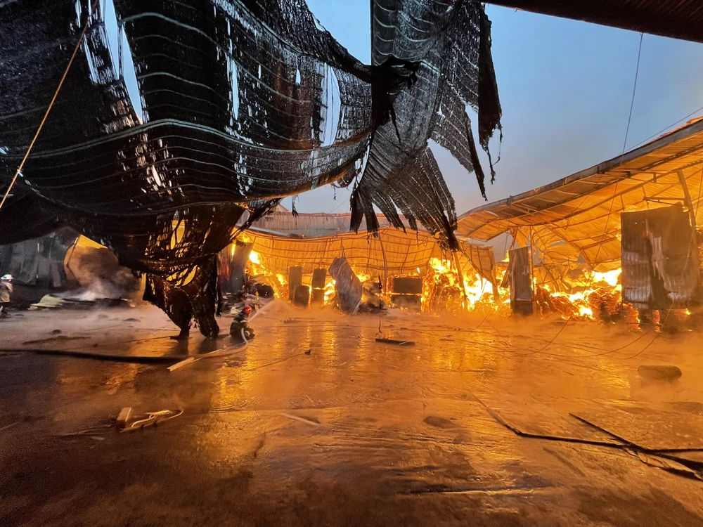Cháy lớn tại xưởng gỗ dán ở Gia Lâm, Hà Nội ảnh 4 Cháy lớn tại xưởng gỗ dán ở Gia Lâm, Hà Nội ảnh 4
