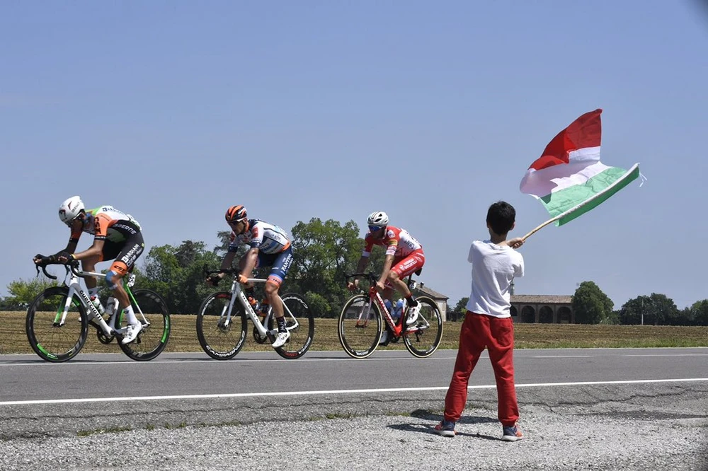 Giro d’Italia: Ewan rút lui... sau khi giành chiến thắng thứ 2, Demare chiếm Áo tím ảnh 1 Giro d’Italia: Ewan rút lui... sau khi giành chiến thắng thứ 2, Demare chiếm Áo tím ảnh 1