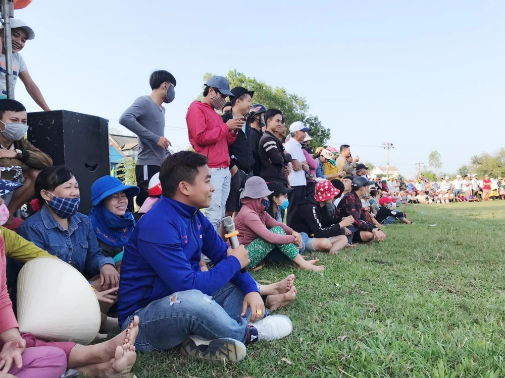 BLV phủi Lê Quân: Truyền lửa đam mê đến tận những vùng xa! ảnh 1 BLV phủi Lê Quân: Truyền lửa đam mê đến tận những vùng xa! ảnh 1