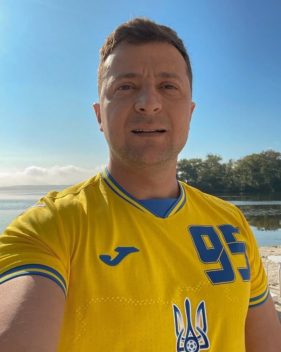 Mẫu áo đấu gây tranh cãi của tuyển Ukraine: Có hình bán đảo Crimea, được Tổng thống Zelensky khen hết lời ảnh 3 Mẫu áo đấu gây tranh cãi của tuyển Ukraine: Có hình bán đảo Crimea, được Tổng thống Zelensky khen hết lời ảnh 3