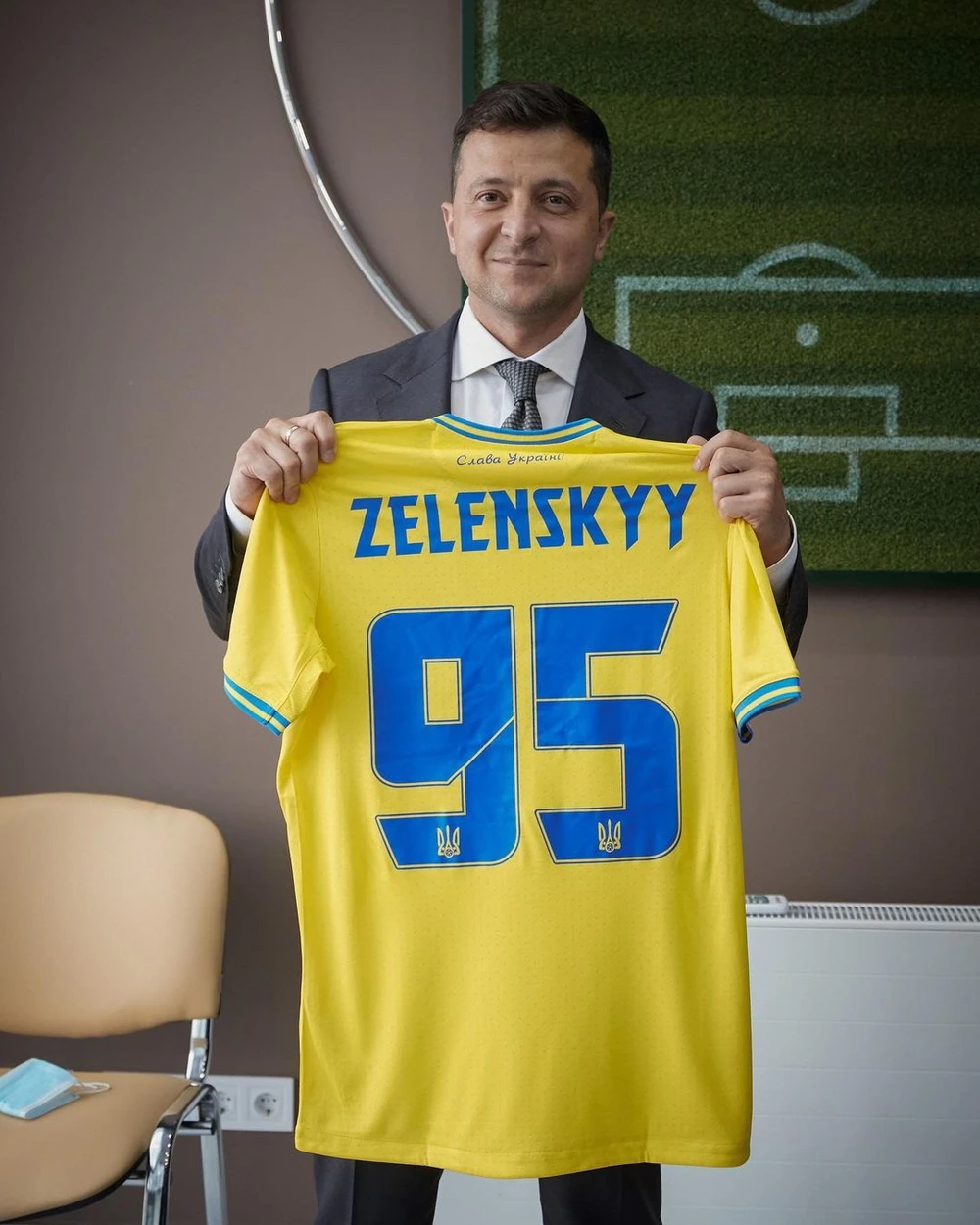 Mẫu áo đấu gây tranh cãi của tuyển Ukraine: Có hình bán đảo Crimea, được Tổng thống Zelensky khen hết lời ảnh 2 Mẫu áo đấu gây tranh cãi của tuyển Ukraine: Có hình bán đảo Crimea, được Tổng thống Zelensky khen hết lời ảnh 2