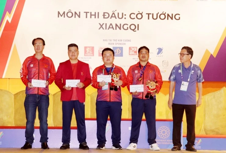 Kỳ thủ Nguyễn Thành Bảo (ngoài cùng bên trái) góp mặt ở giải vô địch thế giới năm nay. Ảnh: K.T