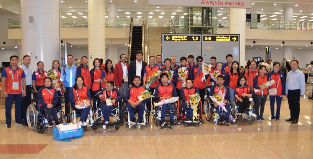 Đoàn thể thao người khuyết tật Việt Nam được đón tại sân bay quốc tế Nội Bài (Hà Nội). Ảnh: THÁI DƯƠNG
