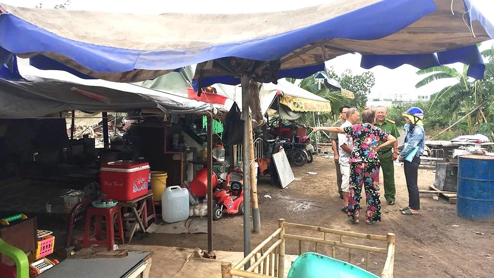 Vận động người dân tháo dỡ công trình xây dựng không phép tại phường Bình Hưng Hòa, quận Bình Tân