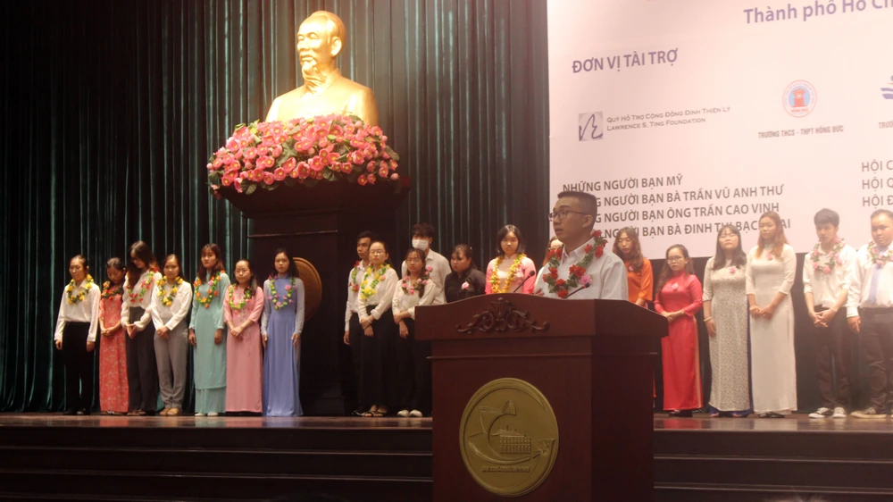 Em Mai Hòa Bình, sinh viên tốt nghiệp năm 2022 đại diện các sinh viên nhận học bổng phát biểu cảm ơn các ân nhân
