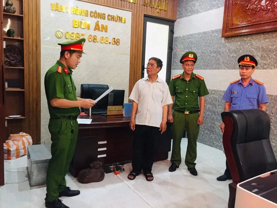 Bắt tạm giam trưởng phòng công chứng liên quan vụ làm giả sổ đỏ ảnh 1 Bắt tạm giam trưởng phòng công chứng liên quan vụ làm giả sổ đỏ ảnh 1