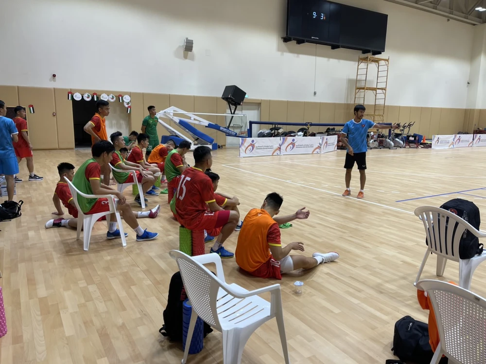 Đội tuyển futsal Việt Nam trong buổi tập tại nhà thi đấu Khorfakkan Hall. Ảnh: ANH TRẦN