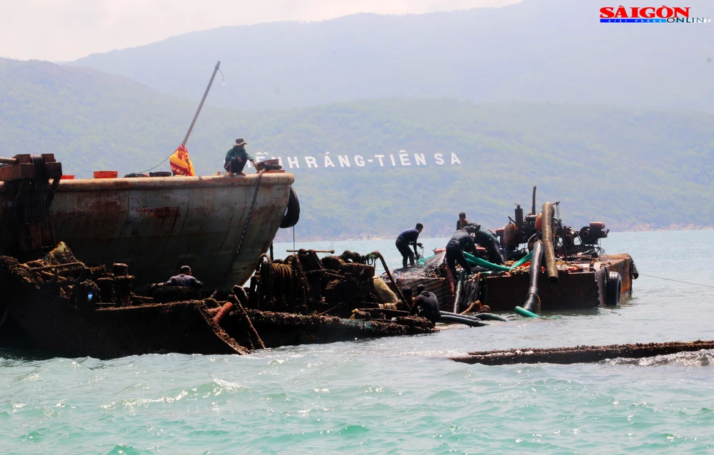 Ra biển xem “vòi bạch tuộc” kéo xác tàu ngàn tấn bị đắm