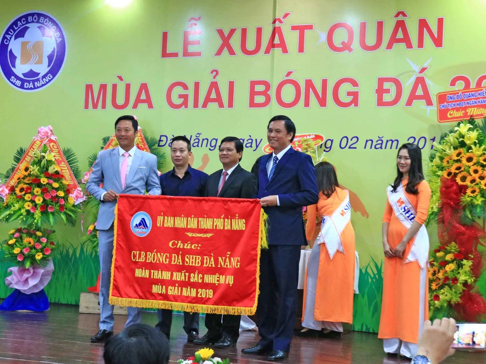 HLV Lê Huỳnh Đức (trái) tại Lễ xuất quân sáng 20-2.