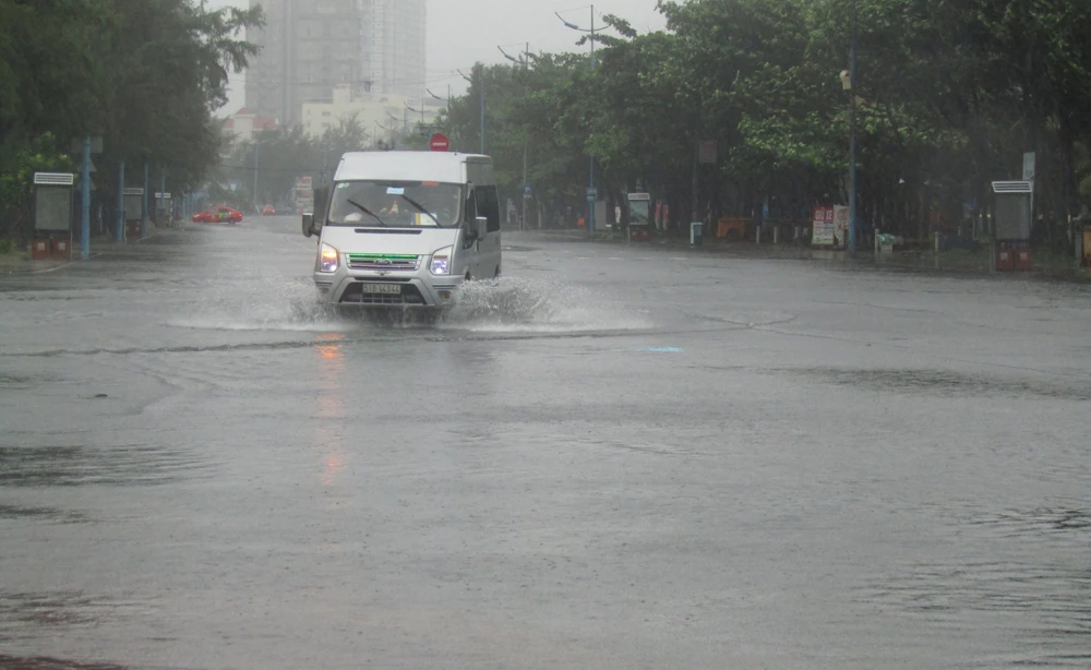 Vũng Tàu mưa lớn, gió giật mạnh, Khánh Hòa - Ninh Thuận ngập lụt, đường sắt tê liệt ảnh 10 Vũng Tàu mưa lớn, gió giật mạnh, Khánh Hòa - Ninh Thuận ngập lụt, đường sắt tê liệt ảnh 10