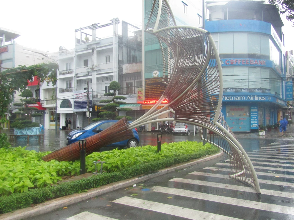 Vũng Tàu mưa lớn, gió giật mạnh, Khánh Hòa - Ninh Thuận ngập lụt, đường sắt tê liệt ảnh 4 Vũng Tàu mưa lớn, gió giật mạnh, Khánh Hòa - Ninh Thuận ngập lụt, đường sắt tê liệt ảnh 4